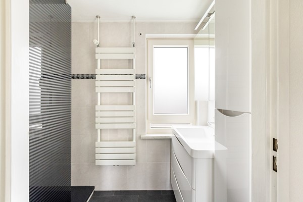 Foto - Te koop: Ruime 2-onder-1-kapwoning met dubbele garage, eigen oprit en fijne tuin